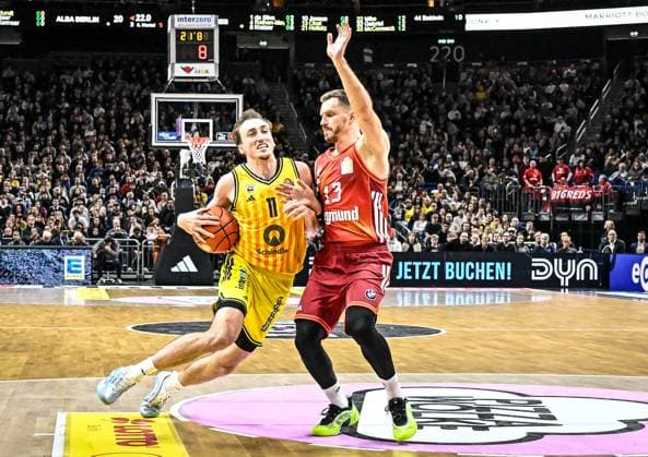 26 10 2025, xlakx, Basketball BBL Bundesliga, Alba Berlin FC Bayern Munich Basketball v l Moses Wood Alba Berlin , Andreas Obst FC Bayern Basketball duel, duel, fight, tackle Berlin Daniel Lakomski