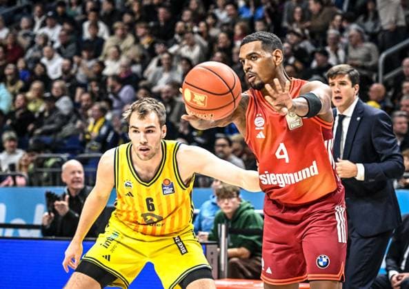 26 10 2025, xlakx, Basketball BBL Bundesliga, Alba Berlin FC Bayern Munich Basketball v l Malte Delow Alba Berlin , Xavier Rathan Mayes FC Bayern Basketball duel, duel, fight, tackle Berlin Daniel Lakomski