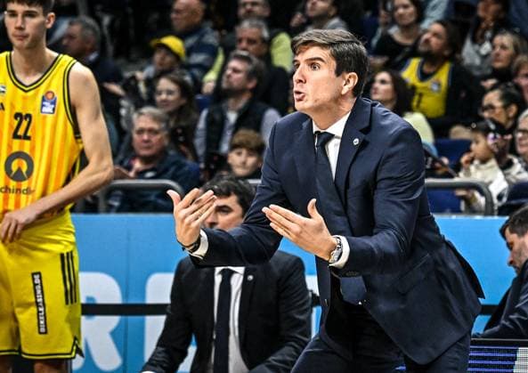 26 10 2025, xlakx, Basketball BBL Bundesliga, Alba Berlin FC Bayern Munich Basketball v l Pedro Calles Alba Berlin coach gives instructions, gestures with arms, gesticulates, gives instructions Berlin Daniel Lakomski