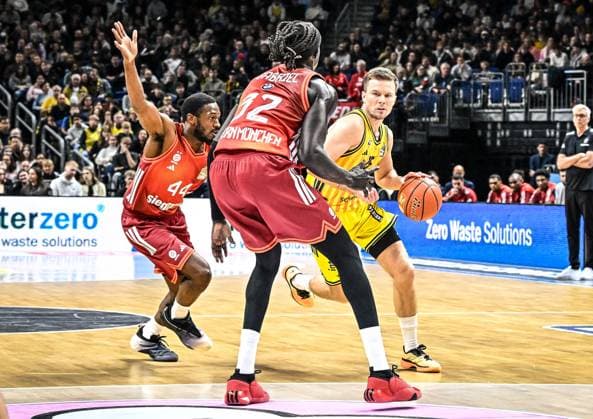 26 10 2025, xlakx, Basketball BBL Bundesliga, Alba Berlin FC Bayern Munich Basketball v l Kamar Baldwin FC Bayern Basketball , Wenyen Gabriel FC Bayern Basketball , Martin Hermannsson Alba Berlin duel, duel, fight, tackle Berlin Daniel Lakomski