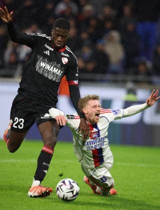 Olympique Lyonnais v RC Strasbourg Alsace - Ligue 1 McDonald s 2025 2026 Mamadou Sarr of Strasbourg Alsace and Pavel Sulc of Olympique Lyonnais challenge during the Ligue 1 McDonald s match between Lyon and Strasbourg at Groupama Stadium on October 26, 2025 in Lyon, France. Lyon Groupama Stadium France France Copyright: xNealxSimpson Sportsphoto APLx 14139750