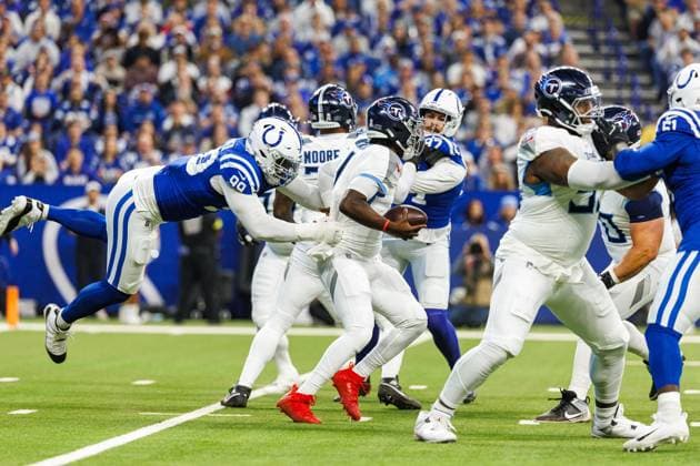 October 26, 2025: Indianapolis Colts defensive lineman DeForest Buckner (99) sacks Tennessee Titans quarterback Cameron Ward (1) during NFL, American Football Herren, USA game action at Lucas Oil Stadium in Indianapolis, Indiana. CSM Indianapolis United States of America - ZUMAc04_ 20251026_zma_c04_133 Copyright: xJohnxMersitsx