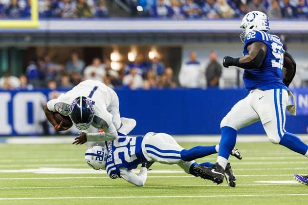 October 26, 2025: Indianapolis Colts defensive back Mekhi Blackmon (29) sacks Tennessee Titans quarterback Cameron Ward (1) during NFL, American Football Herren, USA game action at Lucas Oil Stadium in Indianapolis, Indiana. CSM Indianapolis United States of America - ZUMAc04_ 20251026_zma_c04_144 Copyright: xJohnxMersitsx