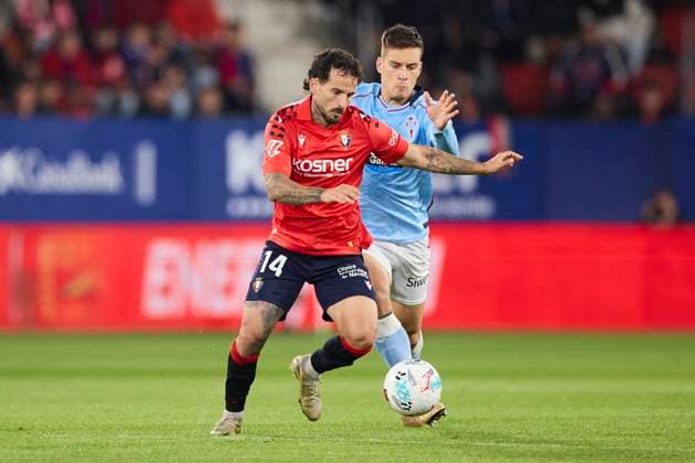CA Osasuna v RC Celta de Vigo - LaLiga EA Sports Ruben Garcia of CA Osasuna competes for the ball with Sergio Carreira of RC Celta de Vigo during the LaLiga EA Sports match between CA Osasuna and RC Celta de Vigo at El Sadar on October 26, 2025, in Pamplona, Spain. Pamplona El Sadar Navarra Spain RL_CAOvRCCV_000097 Copyright: xRicardoxLarreinax