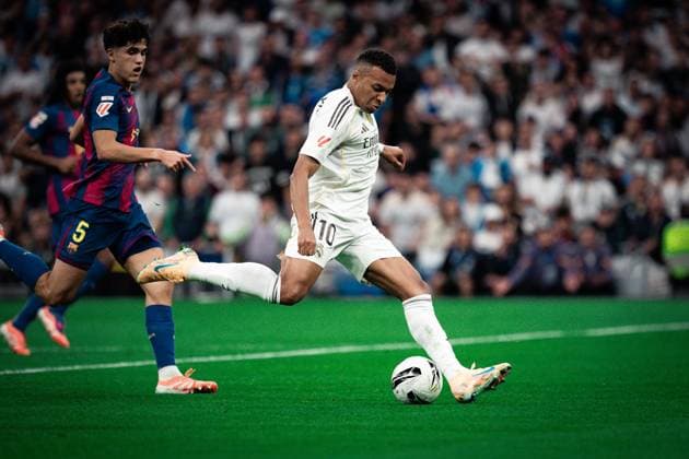 Real Madrid CF v FC Barcelona, Barca - LaLiga EA Sports MADRID, SPAIN, OCTOBER 26: Kylian Mbappe of Real Madrid CF during the LaLiga EA Sports match between Real Madrid CF and FC Barcelona at Estadio Santiago Bernabeu on October 26, 2025 in Madrid, Spain. Madrid Estadio Santiago Bernabeu Madrid Spain Copyright: xAlexxPerezx RealMadridBarcelona26oct570