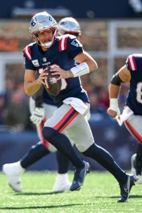 October 26, 2025; Foxborough, Massachusetts, USA; New England Patriots quarterback Drake Maye (10) runs with the ball during the first half of the game between the Cleveland Browns and the New England Patriots at Gillette Stadium, in Foxborough, Massachusetts. CSM Foxborough United States of America - ZUMAc04_ 20251026_zma_c04_146 Copyright: xEricaxDenhoffx