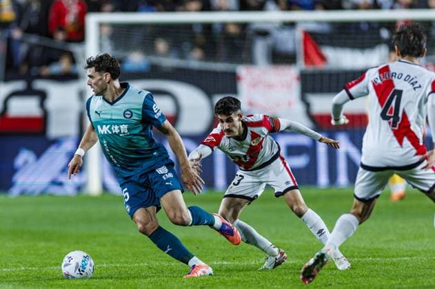 Rayo Vallecano v Deportivo Alaves - La Liga MADRID, SPAIN – OCTOBER 26: Oscar Valentin of Rayo Vallecano in action against Lucas Boye of Deportivo Alaves during the La Liga Week 10 match between Rayo Vallecano and Deportivo Alaves at Vallecas Stadium in Madrid, Spain, on October 26, 2025. Pablo Garcia Anadolu Madrid Spain. Editorial use only. Please get in touch for any other usage.  Copyright: x2025xAnadoluxPabloxGarciax