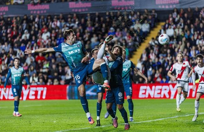 Rayo Vallecano v Deportivo Alaves - La Liga MADRID, SPAIN – OCTOBER 26: Lucas Boye de of Deportivo Alaves in action during the La Liga Week 10 match between Rayo Vallecano and Deportivo Alaves at Vallecas Stadium in Madrid, Spain, on October 26, 2025. Pablo Garcia Anadolu Madrid Spain. Editorial use only. Please get in touch for any other usage.  Copyright: x2025xAnadoluxPabloxGarciax