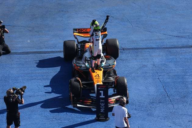 F1 - MEXICO CITY GRAND PRIX 2025 NORRIS Lando (gbr), McLaren F1 Team MCL39, portrait celebration during the 2025 Formula 1 Mexico City Grand Prix, 20th round of the 2025 FIA Formula One World Championship, WM, Weltmeisterschaft from October 24 to 26, 2025 on the Autodromo Hermanos Rodriguez, in Mexico City, Mexico - Mexico CityMexico  Copyright: xANTONINxVINCENTx