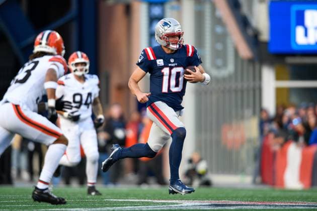 October 26, 2025; Foxborough, Massachusetts, USA; New England Patriots quarterback Drake Maye (10) runs with the ball during the second half of the game between the Cleveland Browns and the New England Patriots at Gillette Stadium, in Foxborough, Massachusetts. CSM Foxborough United States of America - ZUMAc04_ 20251026_zma_c04_159 Copyright: xEricaxDenhoffx