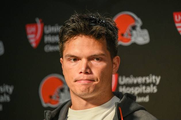 October 26, 2025; Foxborough, Massachusetts, USA; Cleveland Browns quarterback Dillon Gabriel (8) listens to a question during a press conference, PK, Pressekonferenz following the game between the Cleveland Browns and the New England Patriots at Gillette Stadium, in Foxborough, Massachusetts. CSM Foxborough United States of America - ZUMAc04_ 20251026_zma_c04_169 Copyright: xEricaxDenhoffx