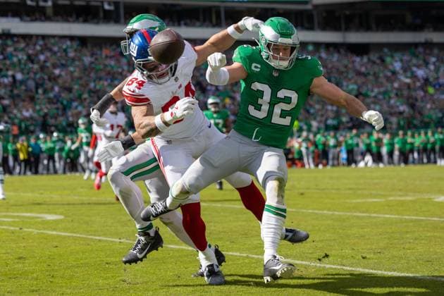 October 26, 2025, Philadelphia, Pa, U.S.A.: Philadelphia Eagles safety REED BLANKENSHIP (32) knocks the ball out of the hands of New York Giants tight end THEO JOHNSON (84) during a week eight game between the Philadelphia Eagles and the New York Giants Sunday, Oct. 26, 2025; at Lincoln Financial Field in Philadelphia, PA. Philadelphia U.S.A. - ZUMAs124 20251026_fap_s124_017 Copyright: xSaquanxStimpsonx