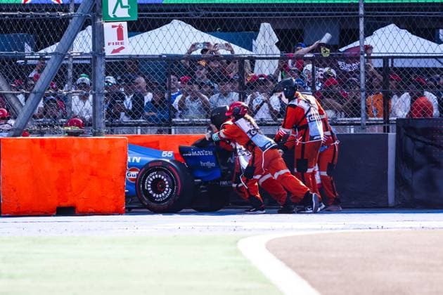 F1 - MEXICO CITY GRAND PRIX 2025 marshall, commissaire de piste, marshal, marshalls, marshals, SAINZ Carlos (spa), Williams Racing FW47, mechanical failure during the 2025 Formula 1 Mexico City Grand Prix, 20th round of the 2025 FIA Formula One World Championship, WM, Weltmeisterschaft from October 24 to 26, 2025 on the Autodromo Hermanos Rodriguez, in Mexico City, Mexico - Mexico CityMexico  Copyright: xFLORENTxGOODENx