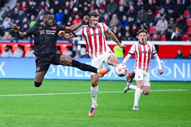 26 10 2025, Soccer, 1 Bundesliga, 8 Matchday Season 2025 2026, Bayer Leverkusen SC Freiburg, Christian Kofane Bayer Leverkusen , Maximilian Eggestein SC Freiburg xRHR PHOTO TKx Copyright: RHR-FOTOx RHR-FOTO TK
