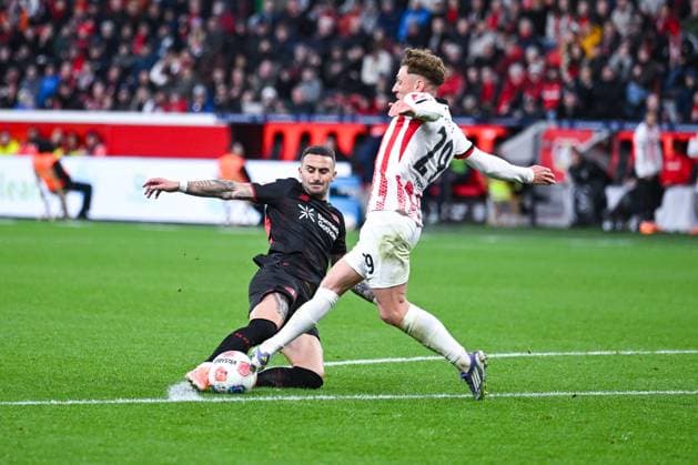 26 10 2025, Soccer, 1 Bundesliga, 8 Matchday Season 2025 2026, Bayer Leverkusen SC Freiburg, Aleix Garcia Bayer Leverkusen , Philipp Treu SC Freiburg xRHR PHOTO TKx Copyright: RHR-FOTOx RHR-FOTO TK