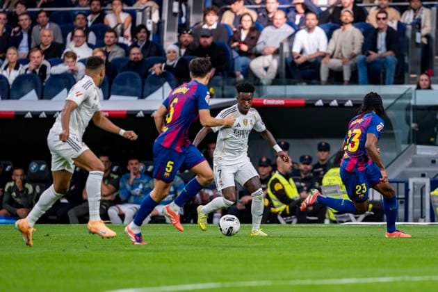 Real Madrid CF vs Barcelona FC - LaLiga EA Sports Vinicius Junior of Real Madrid (C) is in action with the ball during the LaLiga EA Sports football match between Real Madrid CF and FC Barcelona, Barca at Estadio Santiago Bernabeu on October 26, 2025 in Madrid, Spain. Madrid Estadio Santiago Bernabeu Madrid Spain Copyright: xAlbertoxGardinx AGardin_20251026_Foot_Liga_ReaMad_Bar_0317