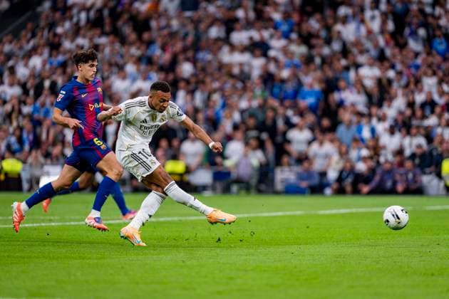 Real Madrid CF vs Barcelona FC - LaLiga EA Sports Kylian Mbappe of Real Madrid attempts a kick during the LaLiga EA Sports football match between Real Madrid CF and FC Barcelona, Barca at Estadio Santiago Bernabeu on October 26, 2025 in Madrid, Spain. Madrid Estadio Santiago Bernabeu Madrid Spain Copyright: xAlbertoxGardinx AGardin_20251026_Foot_Liga_ReaMad_Bar_0449