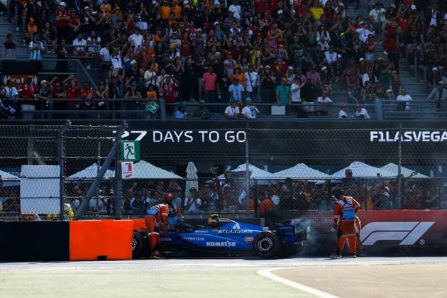 F1 - MEXICO CITY GRAND PRIX 2025 55 SAINZ Carlos (spa), Williams Racing FW47, action, crash, accident, during the 2025 Formula 1 Mexico City Grand Prix, 20th round of the 2025 FIA Formula One World Championship, WM, Weltmeisterschaft from October 24 to 26, 2025 on the Autodromo Hermanos Rodriguez, in Mexico City, Mexico - Mexico CityMexico  Copyright: xJavierxJimenezx