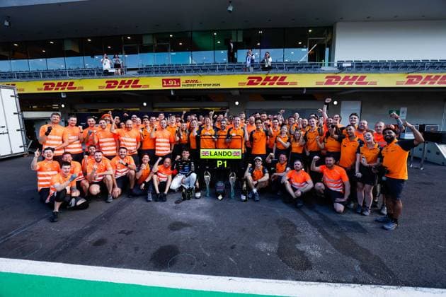 F1 - MEXICO CITY GRAND PRIX 2025 NORRIS Lando (gbr), McLaren F1 Team MCL39, portrait, PIASTRI Oscar (aus), McLaren F1 Team MCL39, portrait, McLaren F1 team group, Mannschaftsbild, Totale picture celebration during the 2025 Formula 1 Mexico City Grand Prix, 20th round of the 2025 FIA Formula One World Championship, WM, Weltmeisterschaft from October 24 to 26, 2025 on the Autodromo Hermanos Rodriguez, in Mexico City, Mexico - Mexico CityMexico  Copyright: xJavierxJimenezx