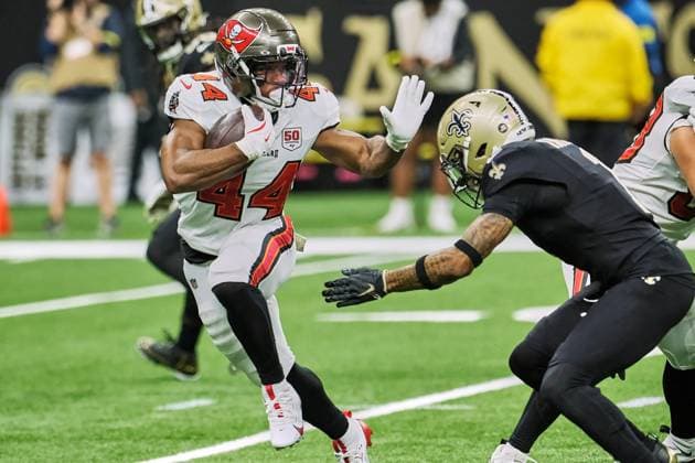 October 26, 2025, New Orleans, Louisiana, U.S: (right to left) Tampa Bay Buccaneers running back Sean Tucker tries to block New Orleans Saints cornerback Alontae Taylor during an NFL, American Football Herren, USA regular season game in New Orleans, Louisiana USA on October 26, 2025. The Tampa Bay Buccaneers beat the New Orleans Saints 23-3. New Orleans U.S - ZUMAa14_ 20251026_zaf_a14_005 Copyright: xDanxAndersonx