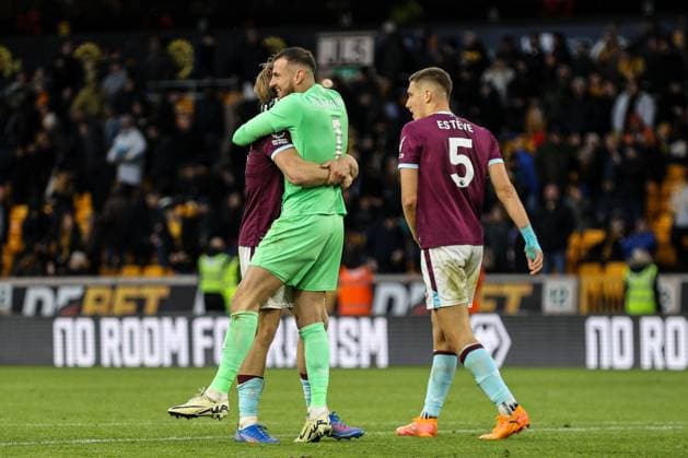 Burnley players at full time of the Premier League football match between Wolverhampton Wanderers and Burnley at Molineux stadium in Wolverhampton, England Copyright: xNataliexMincher SPPx Sportspressphoto_SPR52215
