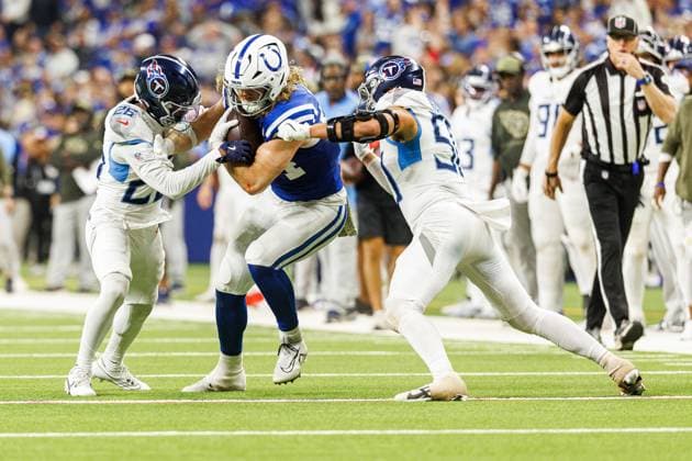 October 26, 2025: Indianapolis Colts tight end Tyler Warren (84) runs with the ball after the catch as Tennessee Titan defenders pursue during NFL, American Football Herren, USA game action at Lucas Oil Stadium in Indianapolis, Indiana. CSM Indianapolis United States of America - ZUMAc04_ 20251026_zma_c04_174 Copyright: xJohnxMersitsx