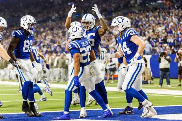 October 26, 2025: Indianapolis Colts running back Jonathan Taylor (28) celebrates touchdown with his teammates during NFL, American Football Herren, USA game action against the Tennessee Titans at Lucas Oil Stadium in Indianapolis, Indiana. CSM Indianapolis United States of America - ZUMAc04_ 20251026_zma_c04_177 Copyright: xJohnxMersitsx
