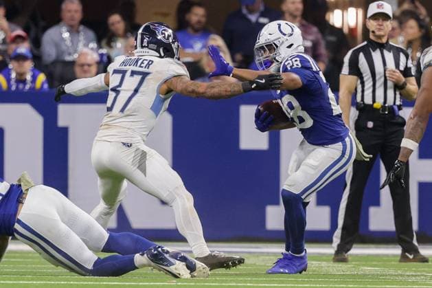 October 26, 2025, Indianapolis, Indiana, U.S: Indianapolis Colts running back Jonathan Taylor (28) carries the ball during the game between the Tennessee Titans and the Indianapolis Colts at Lucas Oil Stadium, Indianapolis, Indiana. Indianapolis U.S - ZUMAs304 20251026_zaf_s304_009 Copyright: xScottxStuartx