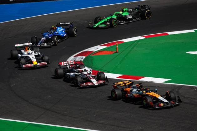 F1 - MEXICO CITY GRAND PRIX 2025 81 PIASTRI Oscar (aus), McLaren F1 Team MCL39, 31 OCON Esteban (fra), Haas F1 Team VF-25 Ferrari, action during the 2025 Formula 1 Mexico City Grand Prix, 20th round of the 2025 FIA Formula One World Championship, WM, Weltmeisterschaft from October 24 to 26, 2025 on the Autodromo Hermanos Rodriguez, in Mexico City, Mexico - Mexico CityMexico  Copyright: xFLORENTxGOODENx
