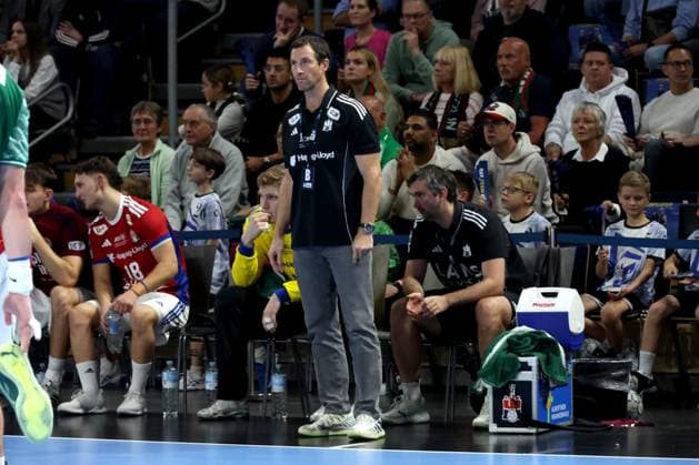 DEU, DHB, 1 HBL, Fuechse Berlin vs HSV, 26 10 2025, Max Schmeling Halle, Berlin, DEU, DHB, 1 HBL, Fuechse Berlin vs HSV, in the picture head coach Torsten Jansen HSV Hamburg , Hamburg players bench nordphotoxGmbHx xEngler nph00076