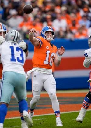 October 26, 2025: Denver Broncos quarterback Bo Nix (10) throws a pass in the first half of the football game between the Denver Broncos and Dallas Cowboys. CSM. - ZUMAc04_ 20251026_zma_c04_192 Copyright: xDerekxRegensburgerx