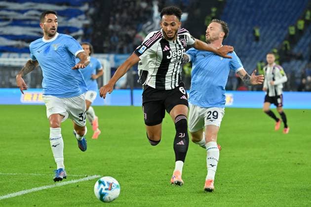 Soccer, serie A Enilive match, SS Lazio v FC Juventus Danilo Cataldi of SS Lazio ,Lloyd Kelly of Juventus,Manuel Lazzari of SS Lazio during the serie A Enilive match between SS Lazio v FC Juventus at olimpico stadium in Rome, October 26th, 2025 Imago-Images Emmefoto Copyright: xImago-Images Emmefotox