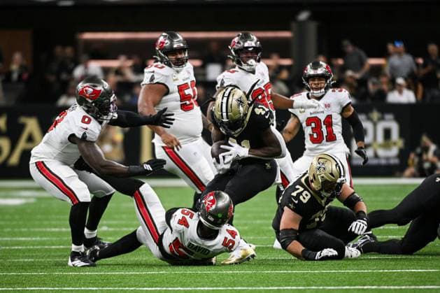 Tampa Bay Buccaneers linebacker Lavonte David (54) tackles New Orleans Saints running back Alvin Kamara (41) during an NFL, American Football Herren, USA game at the Caesars Superdome in New Orleans, LA, on Sunday, October 26, 2025.  NOP20250914101b PaulxKieu