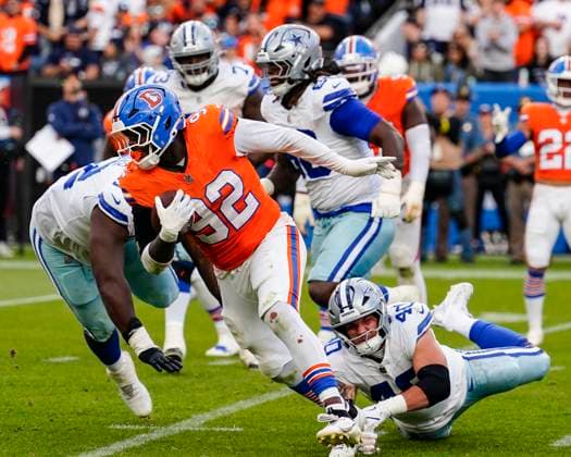 October 26, 2025: Denver Broncos linebacker Dondrea Tillman (92) breaks the tackle of Dallas Cowboys running back Hunter Luepke (40) after he intercepted a pass in the fourth quarter of the football game between the Denver Broncos and Dallas Cowboys. CSM. - ZUMAc04_ 20251026_zma_c04_244 Copyright: xDerekxRegensburgerx