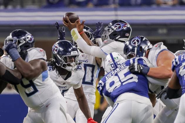October 26, 2025, Indianapolis, Indiana, U.S: Tennessee Titans quarterback Cam Ward (1) tries to recover a bobbled snap during the game between the Tennessee Titans and the Indianapolis Colts at Lucas Oil Stadium, Indianapolis, Indiana. Indianapolis U.S - ZUMAs304 20251026_zaf_s304_034 Copyright: xScottxStuartx