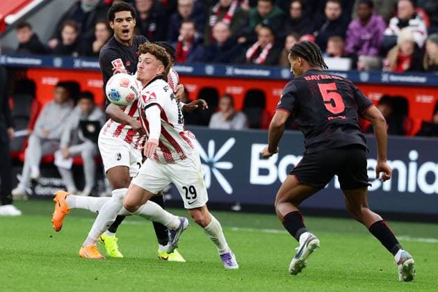 (251027) -- LEVERKUSEN, Oct. 27, 2025 -- Loic Bade (R, front) of Bayer 04 Leverkusen vies with Philipp Treu (L, front) of SC Freiburg during the first division of Bundesliga football match between Bayer 04 Leverkusen and SC Freiburg in Leverkusen, Germany, Oct. 26. 2025. (Photo by Xinhua) (SP)GERMANY-LEVERKUSEN-FOOTBALL-BUNDESLIGA-LEVERKUSEN VS FREIBURG JoachimxBywaletz 