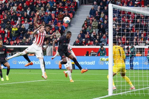 (251027) -- LEVERKUSEN, Oct. 27, 2025 -- Edmond Tapsoba (2nd R) of Bayer 04 Leverkusen heads for the ball during the first division of Bundesliga football match between Bayer 04 Leverkusen and SC Freiburg in Leverkusen, Germany, Oct. 26. 2025. (Photo by Xinhua) (SP)GERMANY-LEVERKUSEN-FOOTBALL-BUNDESLIGA-LEVERKUSEN VS FREIBURG JoachimxBywaletz 