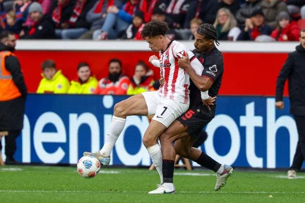 (251027) -- LEVERKUSEN, Oct. 27, 2025 -- Loic Bade (R) of Bayer 04 Leverkusen vies with Derry Scherhant of SC Freiburg during the first division of Bundesliga football match between Bayer 04 Leverkusen and SC Freiburg in Leverkusen, Germany, Oct. 26. 2025. (Photo by Xinhua) (SP)GERMANY-LEVERKUSEN-FOOTBALL-BUNDESLIGA-LEVERKUSEN VS FREIBURG JoachimxBywaletz 