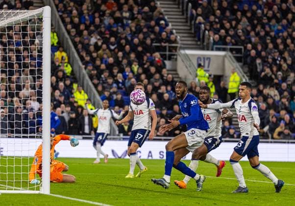 (251027) -- LIVERPOOL, Oct. 27, 2025 -- Everton s Norberto Bercique Gomes Betuncal (3rd R) reacts after missing a chance during the English Premier League match between Everton FC and Tottenham Hotspur FC in Liverpool, Britain, on Oct. 26, 2025. FOR EDITORIAL USE ONLY. NOT FOR SALE FOR MARKETING OR ADVERTISING CAMPAIGNS. NO USE WITH UNAUTHORIZED AUDIO, VIDEO, DATA, FIXTURE LISTS, CLUB LEAGUE LOGOS OR LIVE SERVICES. ONLINE IN-MATCH USE LIMITED TO 45 IMAGES, NO VIDEO EMULATION. NO USE IN BETTING, GAMES OR SINGLE CLUB LEAGUE PLAYER PUBLICATIONS. (SP)BRITAIN-LIVERPOOL-FOOTBALL-PREMIER LEAGUE-EVERTON VS TOTTENHAM HOTSPUR (Xinhua)