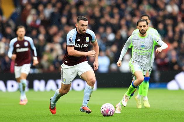 Birmingham, England, 26th October 2025. John McGinn of Aston Villa runs with the ball during the Aston Villa vs Manchester City Premier League match at Villa Park, Birmingham. Picture credit should read: Jessica Hornby Sportimage EDITORIAL USE ONLY. No use with unauthorised audio, video, data, fixture lists, club league logos or live services. Online in-match use limited to 120 images, no video emulation. No use in betting, games or single club league player publications. SPI_125_JH_Villa_City SPI-4240-0126