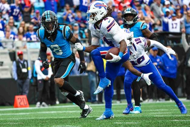 October 26, 2025: Buffalo running back James Cook (4) high steps into the end zone. NFL, American Football Herren, USA football game between Buffalo Bills and Carolina Panthers at Bank of America Stadium, Charlotte , North Carolina. CSM Charlotte United States of America - ZUMAc04_ 20251026_zma_c04_268 Copyright: xDavidxBeachx