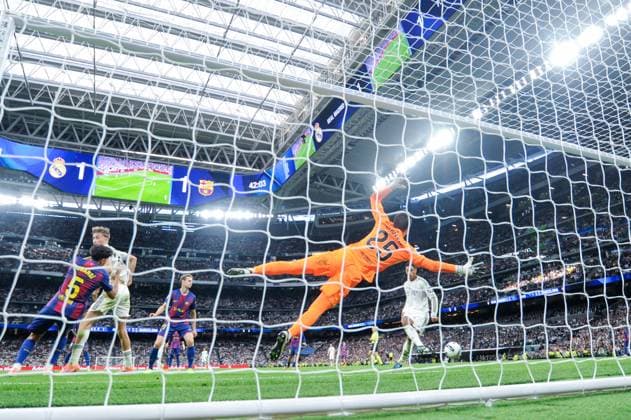 (251027) -- MADRID, Oct. 27, 2025 -- Jude Bellingham (R) of Real Madrid scores during the La Liga football match between Real Madrid and FC Barcelona, Barca at Santiago Bernabeu Stadium in Madrid, Spain, on Oct. 26, 2025. (Photo by Xinhua) (SP)SPAIN-MADRID-FOOTBALL-LA LIGA-REAL MADRID VS BARCELONA GustavoxValiente 
