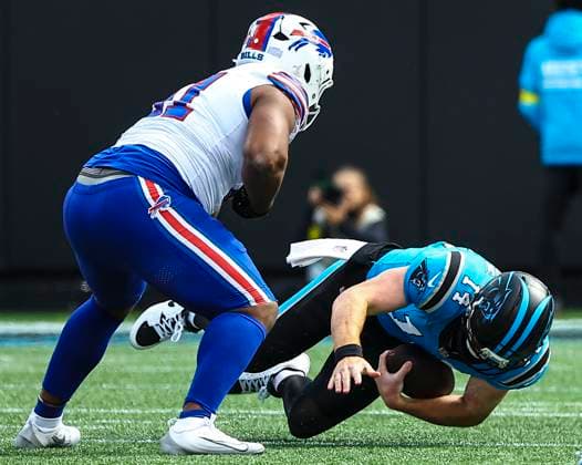 October 26, 2025: Buffalo defensive tackle Ed Oliver (91) sacks Carolina quarterback Andy Dalton (14). NFL, American Football Herren, USA football game between Buffalo Bills and Carolina Panthers at Bank of America Stadium, Charlotte , North Carolina. CSM Charlotte United States of America - ZUMAc04_ 20251026_zma_c04_297 Copyright: xDavidxBeachx