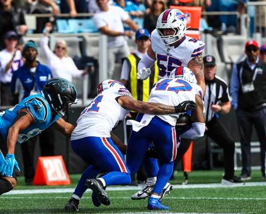 October 26, 2025: Buffalo cornerback Christian Benford (47) recovers fumble. NFL, American Football Herren, USA football game between Buffalo Bills and Carolina Panthers at Bank of America Stadium, Charlotte , North Carolina. CSM Charlotte United States of America - ZUMAc04_ 20251026_zma_c04_304 Copyright: xDavidxBeachx