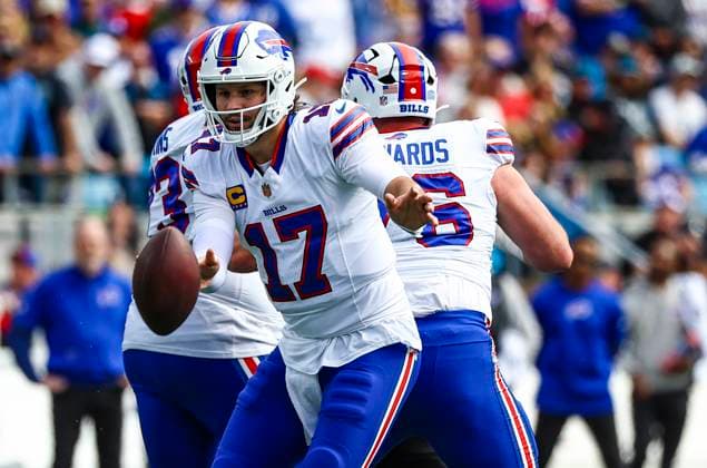 October 26, 2025: Buffalo quarterback Josh Allen (17) pitches ball. NFL, American Football Herren, USA football game between Buffalo Bills and Carolina Panthers at Bank of America Stadium, Charlotte , North Carolina. CSM Charlotte United States of America - ZUMAc04_ 20251026_zma_c04_305 Copyright: xDavidxBeachx