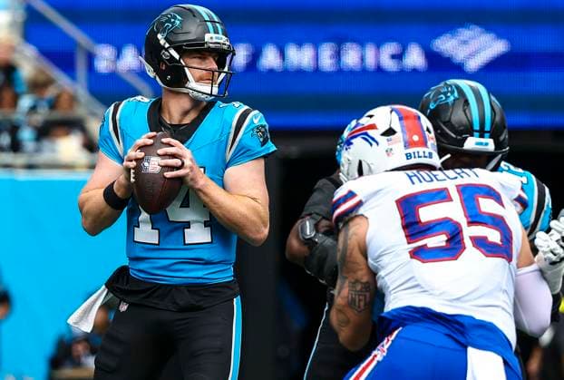 October 26, 2025: Carolina quarterback Andy Dalton (14) looks for open receiver. NFL, American Football Herren, USA football game between Buffalo Bills and Carolina Panthers at Bank of America Stadium, Charlotte , North Carolina. CSM Charlotte United States of America - ZUMAc04_ 20251026_zma_c04_310 Copyright: xDavidxBeachx