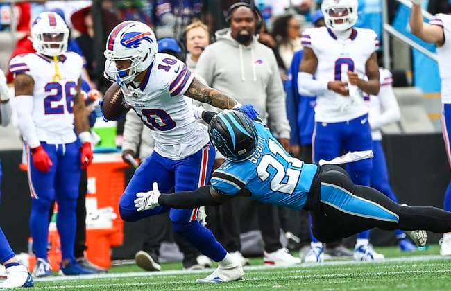 October 26, 2025: Carolina saftey Nick Scott (21) tackles Buffalo wide receiver Khalil Shakir (10). NFL, American Football Herren, USA football game between Buffalo Bills and Carolina Panthers at Bank of America Stadium, Charlotte , North Carolina. CSM Charlotte United States of America - ZUMAc04_ 20251026_zma_c04_317 Copyright: xDavidxBeachx