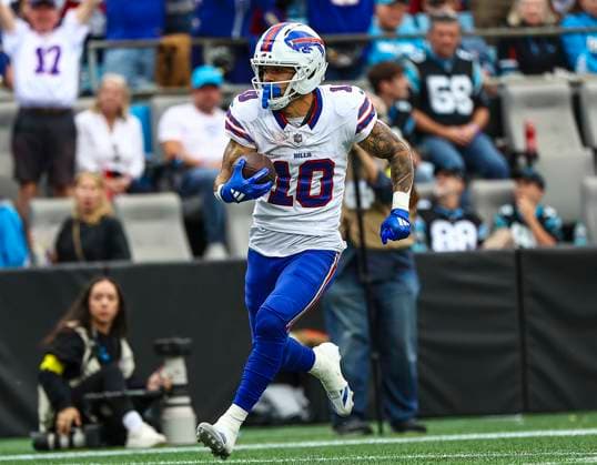 October 26, 2025: Buffalo wide receiver Khalil Shakir (10) runs for touchdown. NFL, American Football Herren, USA football game between Buffalo Bills and Carolina Panthers at Bank of America Stadium, Charlotte , North Carolina. CSM Charlotte United States of America - ZUMAc04_ 20251026_zma_c04_318 Copyright: xDavidxBeachx