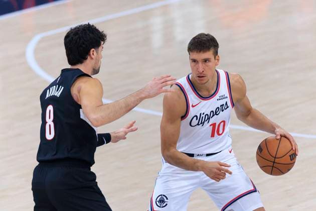 October 26, 2025, Inglewood, California, USA: Bogdan Bogdanovic 10 of the Los Angeles Clippers receives the ball as Deni Avdija 8 of the Portland Trail Blazers during their regular season NBA, Basketball Herren, USA game on Sunday October 26, 2025 at Intuit Dome in Inglewood, California. Clippers defeat Trail Blazers, 114-107. ARIANA RUIZ PI Inglewood USA - ZUMAp124 20251026_zaa_p124_002 Copyright: xArianaxRuizx