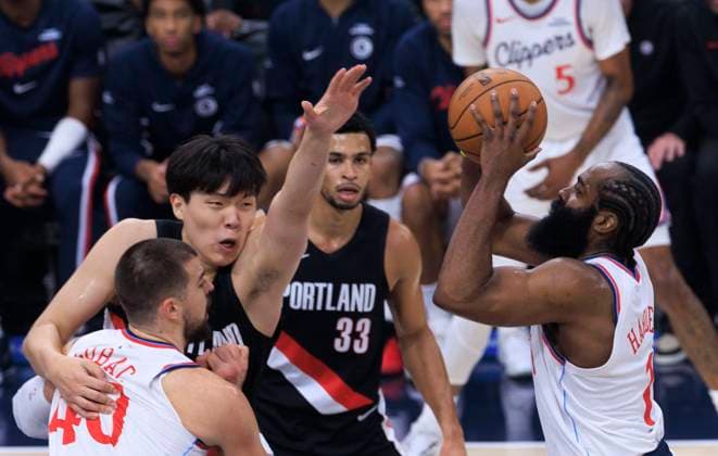 October 26, 2025, Inglewood, California, USA: James Harden 1 of the Los Angeles Clippers throws a two point shot over Yang Hansen 16 of the Portland Trail Blazers during their regular season NBA, Basketball Herren, USA game on Sunday October 26, 2025 at Intuit Dome in Inglewood, California. Clippers defeat Trail Blazers, 114-107. ARIANA RUIZ PI Inglewood USA - ZUMAp124 20251026_zaa_p124_006 Copyright: xArianaxRuizx